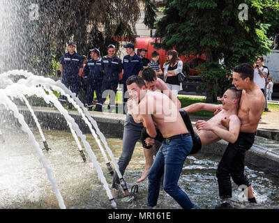 Kiew, Ukraine. 25. Mai 2018. Junge Menschen sweeming in den Brunnen. Am Samstag, den 26. Mai, Kiew bewirtet das Finale des größten und angesehensten europäischen Turnier - die UEFA Champions League. Im Finale treffen sich Real Madrid und Liverpool. An der Hauptstraße von Kiew Khreshchatyk der Stadt Champions Festival für Fußball-Fans geöffnet wurde. Quelle: Igor Golovnov/Alamy leben Nachrichten Stockfoto