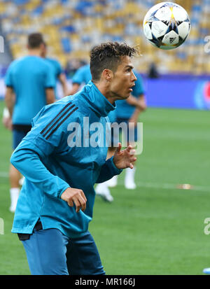 Kiew, Ukraine. 25 Mai, 2018. Cristiano Ronaldo von Real Madrid in Aktion während der Trainingseinheit vor dem Finale der UEFA Champions League Spiel 2018 gegen Liverpool bei NSC Olimpiyskiy Stadion in Kiew, Ukraine. Credit: Oleksandr Prykhodko/Alamy leben Nachrichten Stockfoto