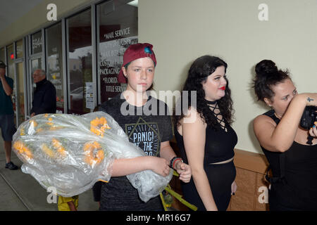 Parkland, Florida, 265 Mai 2018. Studentenaktivisten und Schießen survivor David Hogg und anderen Studenten auf dem Parkplatz eines Publix Supermarkt in Coral Springs zu Ehren der Opfer der Massenerschießungen auf Marjory Stoneman Douglas High School, At Pine Trail Park. Szene im Publix am 25. Mai 2018 in Parkland, Florida. Credit: Stürme Media Group/Alamy leben Nachrichten Stockfoto