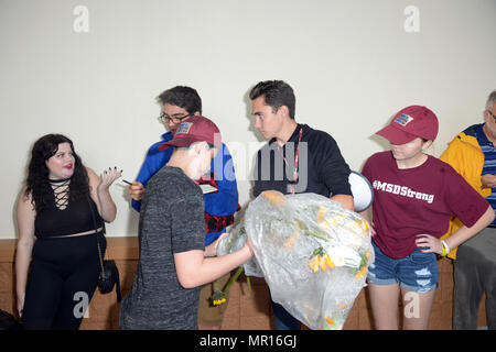 Parkland, Florida, 265 Mai 2018. Studentenaktivisten und Schießen survivor David Hogg und anderen Studenten auf dem Parkplatz eines Publix Supermarkt in Coral Springs zu Ehren der Opfer der Massenerschießungen auf Marjory Stoneman Douglas High School, At Pine Trail Park. Szene im Publix am 25. Mai 2018 in Parkland, Florida. Credit: Stürme Media Group/Alamy leben Nachrichten Stockfoto