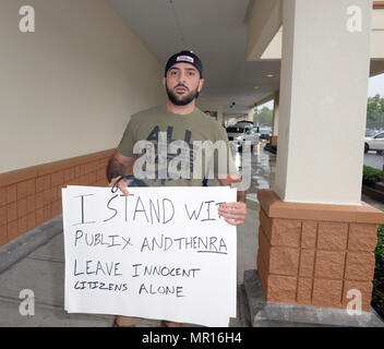 Parkland, Florida, 265 Mai 2018. Studentenaktivisten und Schießen survivor David Hogg und anderen Studenten auf dem Parkplatz eines Publix Supermarkt in Coral Springs zu Ehren der Opfer der Massenerschießungen auf Marjory Stoneman Douglas High School, At Pine Trail Park. Szene im Publix am 25. Mai 2018 in Parkland, Florida. Credit: Stürme Media Group/Alamy leben Nachrichten Stockfoto