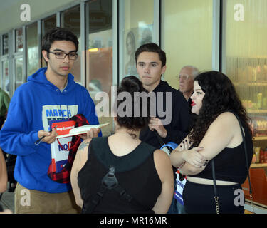 Parkland, Florida, 265 Mai 2018. Studentenaktivisten und Schießen survivor David Hogg und anderen Studenten auf dem Parkplatz eines Publix Supermarkt in Coral Springs zu Ehren der Opfer der Massenerschießungen auf Marjory Stoneman Douglas High School, At Pine Trail Park. Szene im Publix am 25. Mai 2018 in Parkland, Florida. Credit: Stürme Media Group/Alamy leben Nachrichten Stockfoto