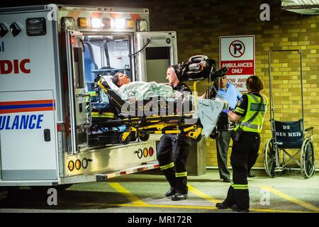 Mississauga, KÖNNEN., 24. Mai 2018. 24. Mai, 2018. Opfer der Bombardierung an der Bombay Büchel Ankommen bei Sunnybrook Trauma Center. 15 Menschen wurden ins Krankenhaus gebracht, 3 in einem kritischen Zustand, nachdem eine Bombe in einem Mississauga, Kanada, Indisches Restaurant explodierte. Die Explosion geschah um 10:30 Uhr in der Toronto Vorort, westlich von der Stadt. Die Polizei fahndet nach zwei Verdächtigen. Credit: Victor Biro/ZUMA Draht/Alamy leben Nachrichten Stockfoto