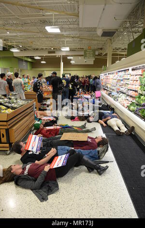 Parkland, Florida, 265 Mai 2018. Studentenaktivisten und Schießen survivor David Hogg und anderen Studenten auf dem Parkplatz eines Publix Supermarkt in Coral Springs zu Ehren der Opfer der Massenerschießungen auf Marjory Stoneman Douglas High School, At Pine Trail Park. Szene im Publix am 25. Mai 2018 in Parkland, Florida. Credit: Stürme Media Group/Alamy leben Nachrichten Stockfoto