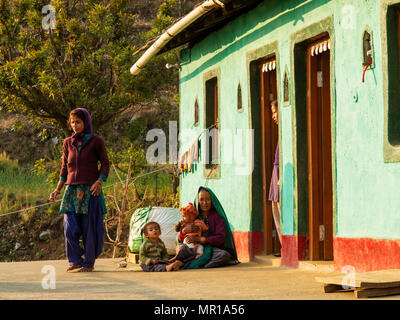 Familie in ihrem Haus in Kala Agar Dorf auf Kumaon Hügel, Uttarakhand, Indien Stockfoto