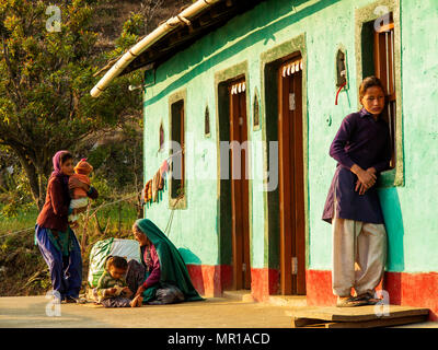 Familie in ihrem Haus in Kala Agar Dorf auf Kumaon Hügel, Uttarakhand, Indien Stockfoto