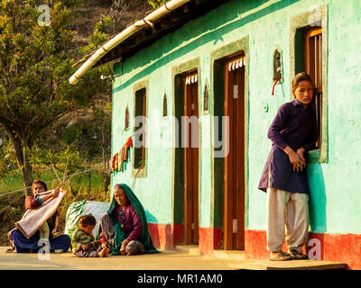 Familie in ihrem Haus in Kala Agar Dorf auf Kumaon Hügel, Uttarakhand, Indien Stockfoto