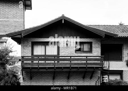 Koloniale deutsche Architektur Ziegel und Holz- Haus im Landhausstil schwarz weiß Stockfoto