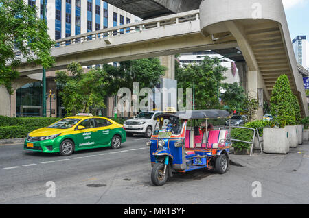 Bangkok, Thailand - 22.April 2017. Fahrzeuge auf der Straße in Bangkok, Thailand. Bangkok ist die Hauptstadt von Thailand mit einer Bevölkerung von über 7 Millionen inha Stockfoto