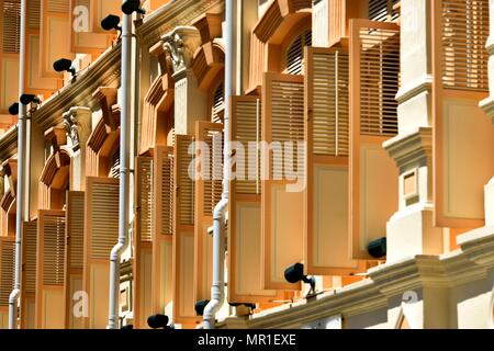 Seitenansicht des Vintage Fensterläden aus Holz auf einer Reihe von Erbe Peranakan oder Straits chinesische Geschäftshäuser in hellem Sonnenlicht in Chinatown Singapur Stockfoto