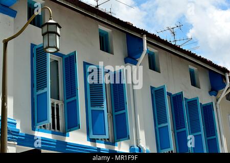 Vintage windows mit antiken blauen Fensterläden aus Holz außen auf eine Reihe von Erbe Peranakan oder Straits chinesische Geschäftshäuser in historischen Chinatown Stockfoto