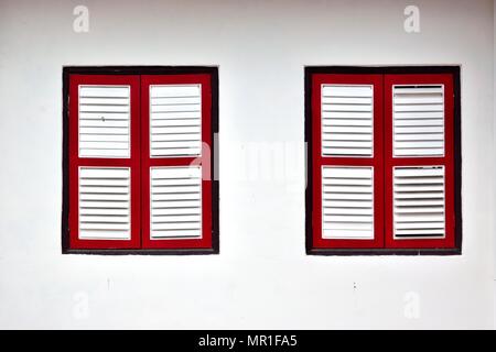 Vorderansicht des Vintage Holz Fensterläden auf die weiße Fassade eines alten Singapur Shophouse im historischen Chinatown Stockfoto