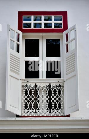 Hochformat der traditionellen vintage Singapur shop Haus mit antiken geöffneten weißen Fensterläden aus Holz im historischen Chinatown Stockfoto