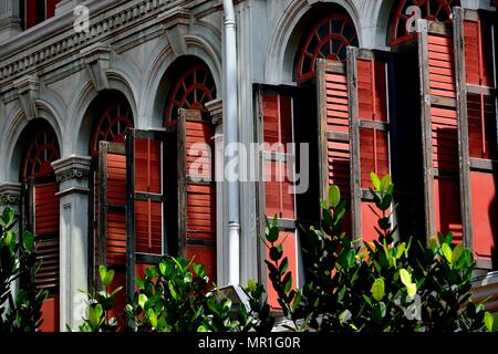 Perspektivische Ansicht von Vintage traditionelle Singapur shop Haus außen mit Bogenfenstern und antike hölzerne Lamellenfensterläden im historischen Chinatown. Stockfoto