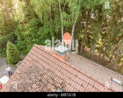 Überflug der Dach eines Einfamilienhauses den Zustand der Dachziegel, Luftaufnahme mit Drone in Wesendorf, Niedersachsen, Germ Stockfoto