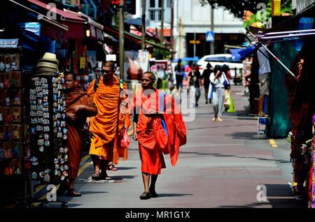 Singapur - 17. Mai 2018: Eine Gruppe von buddhistischen Mönchen in traditionellen Gewändern und Sandalen Sightseeing auf eine Straße in der historischen Chinatown vor Vesak Day. Stockfoto