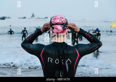 LIMA, PERU - 22. APRIL 2018: Ironman 70.3. Athleten, die Vorbereitung auf den Wettbewerb und zu schwimmen eingeben Stockfoto