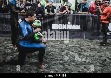 LIMA, PERU - 22. APRIL 2018: Ironman 70.3. Athleten, die Vorbereitung auf den Wettbewerb und zu schwimmen eingeben Stockfoto