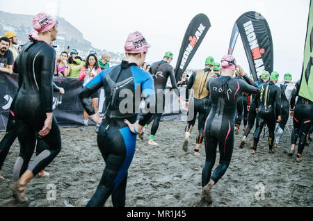 LIMA, PERU - 22. APRIL 2018: Ironman 70.3. Athleten, die Vorbereitung auf den Wettbewerb und zu schwimmen eingeben Stockfoto