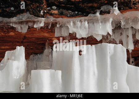 Red Rocks sind Eis entlang der Küstenlinie des Apostels Inseln National Lakeshore, Udaipur, Wisconsin, USA abgedeckt Stockfoto