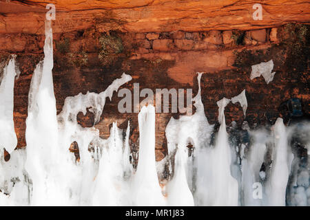 Red Rocks sind Eis entlang der Küstenlinie des Apostels Inseln National Lakeshore, Udaipur, Wisconsin, USA abgedeckt Stockfoto