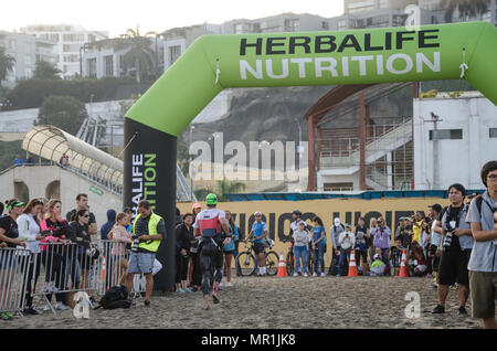 LIMA, PERU - 22. APRIL 2018: Ironman 70.3. Ende der ersten Phase des Wettbewerbs um anschließend auf Radfahren Stockfoto