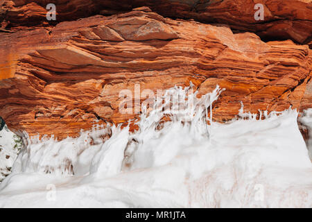 Red Rocks sind Eis entlang der Küstenlinie des Apostels Inseln National Lakeshore, Udaipur, Wisconsin, USA abgedeckt Stockfoto