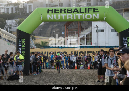 LIMA, PERU - 22. APRIL 2018: Ironman 70.3. Ende der ersten Phase des Wettbewerbs um anschließend auf Radfahren Stockfoto