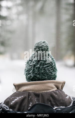 Frau mit einer Grünen Mütze Hut in den Schnee im Winter. Stockfoto