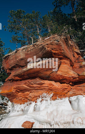 Red Rock Höhlen sind Eis entlang der Küstenlinie des Apostels Inseln National Lakeshore, Udaipur, Wisconsin, USA abgedeckt Stockfoto