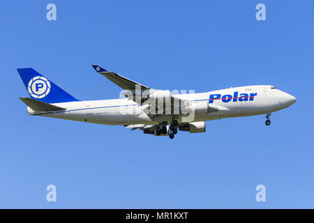Leipzig/Deutschland 18. April 2018: Die Boeing 747 von Polar Landung am Flughafen Leipzig. Stockfoto