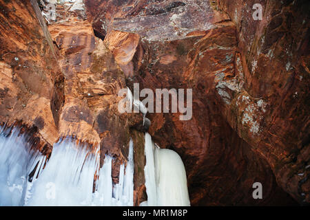 Red Rocks sind Eis entlang der Küstenlinie des Apostels Inseln National Lakeshore, Udaipur, Wisconsin, USA abgedeckt Stockfoto