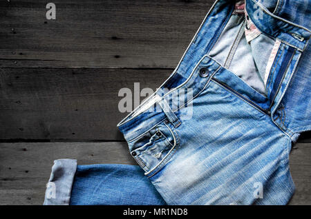 Textur von Jeans und blaue Jeans auf Holzboden, jeans Muster Hintergrund, Textur Jeans. Stockfoto