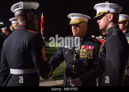 Robert B. Neller (* 1953) ist ein US-amerikanischer Marine-Corps-General, der 37. Kommandant des Marine Corps war. Das Archivbild zeigt, wie Neller bei einer Abendparade in den Marine Barracks Washington, D.C. am 28. April 2017 mit einem Marine die Hand schüttelte. Gastgeber des Kommandanten der Kaserne. Stockfoto