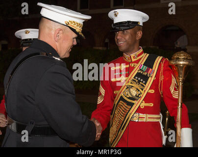 Robert B. Neller (* 1953) ist ein US-amerikanischer Marine-Corps-General, der 37. Kommandant des Marine Corps war. Das Archivbild zeigt, dass Neller einen Marine bei einer Abendparade in den Marine Barracks Washington, D.C. am 28. April 2017 begrüßte. eine Veranstaltung, die vom kommandierenden Offizier der Kaserne veranstaltet wird. Stockfoto