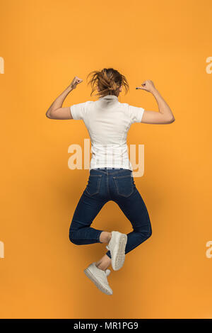 Nahaufnahme von der jungen Frau in den leeren weißen T-Shirt auf orangem Hintergrund. Mock up für disign Konzept Stockfoto