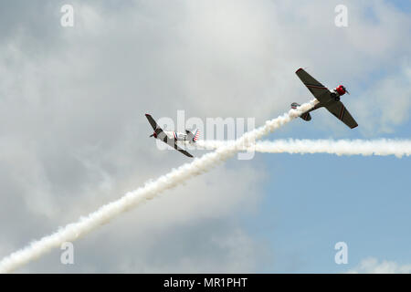 SNJ-2 ist ein Trainingsflugzeug aus der Zeit des Zweiten Weltkriegs, das von der North American T-6 Texan abgeleitet wurde und von der United States Navy and Marine Corps betrieben wird. Zwei Flugzeuge führen während der MCAS Beaufort Air Show 2017 auf der Marine Corps Air Station Beaufort am 30. April 2017 einen Fluchtflug durch. Das Archivbild dokumentiert eine alte militärische Luftfahrt-Demonstration. Stockfoto