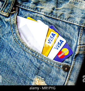 Textur der blauen Jeans und Kreditkarte, jeans Muster Hintergrund, Jeans mit Kreditkarte, Visa Card und Master Card und Jeans fehlen