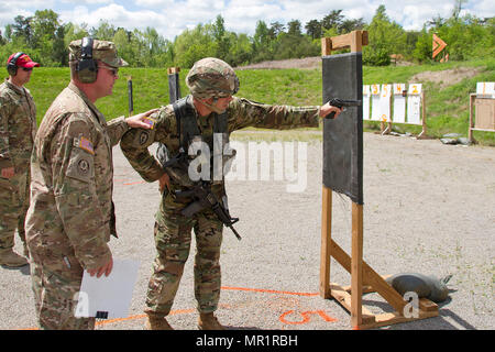 Staff Sgt Dustin Rottero der Tennessee National Guard feuert eine M9 Pistole auf der National Guard Region III am besten Krieger Wettbewerb bei Wendell H. Ford Regional Training Center in Greenville, Kentucky, 25. April 2017. Die dreitägige Veranstaltung getestet die Soldaten körperlicher und geistiger Zähigkeit an Veranstaltungen wie Land Navigation, ein Ruck der 12-Meilen-Marsch, Stress-Shooting und die Hindernis-Parcours. (Foto: US Army National Guard Staff Sgt Scott Raymond) Stockfoto