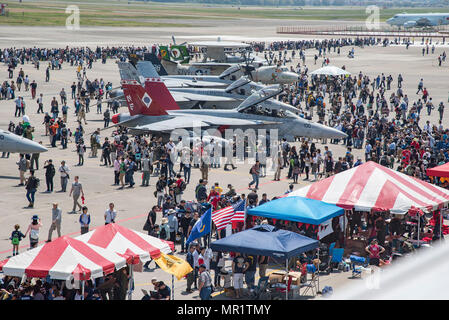 NAVAL AIR FACILITY ATSUGI, Japan (29. April 2017) Flugzeuge von Carrier Air Wing (CVW) 5 sind für die Anzeige auf dem Flug Linie während der 2017 Naval Air Facility (NAF) Atsugi Frühling Fest geparkt. Das open base Festival zieht Massen von mehr als 65.000 Besucher jedes Jahr. NAF Atsugi veranstaltet offene Basis Freundschaft Gemeinschaftsereignisse seit fast 30 Jahren als ein Mittel, um engere Bindungen und Verständnis für die Gemeinden rund um die Basis und ganz Japan zu bauen. (Foto: U.S. Navy Chief Masse Kommunikation Spezialist Ben Farone/freigegeben) Stockfoto