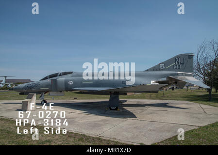 McDonnell Douglas F-4E Phantom II 67-0270 ist ein zweimotoriges Überschallflugzeug, das von zwei General Electric J79-Turbotriebwerken angetrieben wird. Am 3. April 2017 wurde das Flugzeug auf der Joint Base McGuire-Dix-Lakehurst in New Jersey stationiert, die mit dem 108. Flügel der New Jersey Air National Guard in Verbindung steht. Das Archivbild zeichnet ein linkes Profil des Flugzeugs auf. Stockfoto