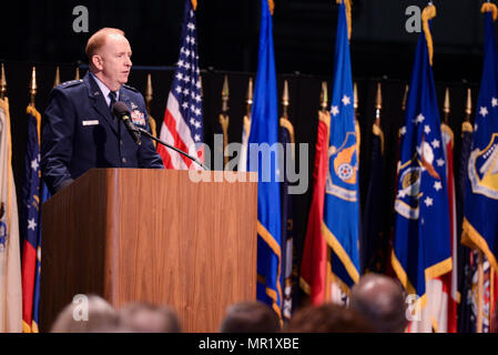 Generalleutnant Robert D. McMurry jr., Air Force Life Cycle Management Center Commander, Adressen der Gast bei einem Befehl Zeremonie im Nationalen Museum der United States Air Force at Wright-Patterson Air Force Base, Ohio, Mai 2, 2017. Befehl McMurry verzichtet der Air Force Research Laboratory nach Brig. Gen. William T. Cooley vor Annahme der Befehl des Zentrums. (U.S. Air Force Foto/Wesley Farnsworth) Stockfoto