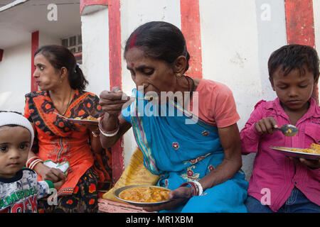 Indien, Bihar, Bodhgaya, einer Familie essen vegetarisch essen in Bodh. Stockfoto