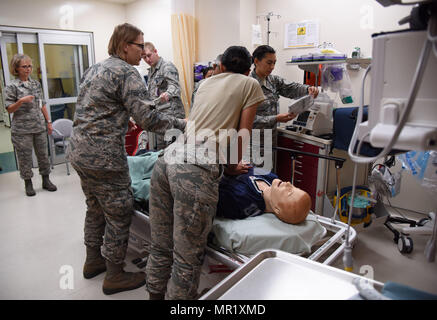 Mitglieder des 81. medizinische Operations Squadron teilnehmen in einem medizinischen Notfall Szenario während Code Blue Donnerstag in der Notaufnahme MacDill Medical Center 27. April 2017, auf der MacDill Air Force Base, Frl. Notfall Zimmer Mitarbeiter koordiniert mit der Simulation Lab mit menschlichen Patienten-Simulatoren für die Ausführung von verschiedenen fortgeschrittenen kardiale Unterstützung Lebensszenarien MacDills neuen Medizintechniker Fähigkeiten zu verbessern und mit Notfallausrüstung vertraut. (Foto: U.S. Air Force Kemberly Groue) Stockfoto