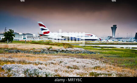 Das größte Passagierflugzeug der Welt, Taxis zum Start, am internationalen Flughafen San Francisco, von Marschland aus gesehen, vor dem dramatischen Himmel, Stockfoto