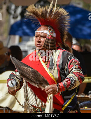 Nach native american elder mit traditionellen Insignien an der jährlichen Chumasch Pow Wow sammeln in Live Oak camp Kalifornien Stockfoto