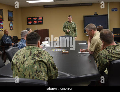 170428-N-ZZ368-007 SAN DEIGO (28. April 2017) Vice Admiral Luke McCollum, Chef der Marine Reserve, spricht mit Matrosen Marine Region Südwest Reserve Component Command zugewiesen, als Teil seiner Flotte-breiten "listening Tour." (Foto: U.S. Navy Mass Communication Specialist 1st Class Travis S. Alston/freigegeben Stockfoto