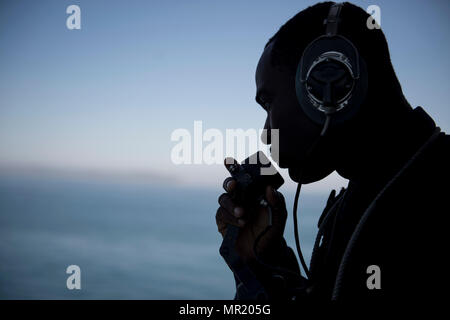 170501-N-LC424-0121-Pazifik (1. Mai 2017)-Logistik-Spezialist 3. Klasse George Nankor, zugeordnet zu den amphibischen Dock Landungsschiff USS Pearl Harbor (LSD-52), steht die Uhr auf dem Schiff-Brücke. Pearl Harbor ist derzeit in Vorbereitung auf eine bevorstehende Bereitstellung mit der Amerika amphibische bereit Gruppe. (Foto: U.S. Navy Mass Communication Specialist 3. Klasse Tarra Samoluk/freigegeben) Stockfoto