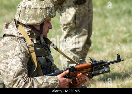 Eine ukrainische Soldaten in den 1 Airmobile Bataillon zugeordnet, 79 Air Assault Brigade seinem GP-25 Granatwerfer prüft, bevor Sie ihn während der Ausbildung an der Yavoriv Combat Training Center auf dem internationalen Friedens und der Sicherheit, in der Nähe der Yavoriv, der Ukraine, der am 3. Mai. CTC-Trainer, mit Soldaten der 45Th der US Army Infantry Brigade Combat Team zusammengeschlossen, sind Lehre Truppen der 1. der ukrainischen Armee Airmobile Bataillon, 79 Air Assault Brigade wie der Granatwerfer während defensive Operationen während der Drehung des Bataillons im CTC zu beschäftigen. Der 45. ist ein Ibct bereitgestellt Stockfoto