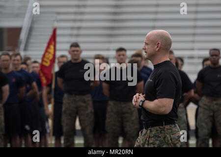 Recruiting Station Fort Worth kommandierenden Offizier, Maj. Robert F. Kann, spricht mit personalvermittlern und Zukunft Marines während der jährlichen der Station Pool Funktion an Bord Brauer High School, April 29. Die Veranstaltung umfasste eine anfängliche Stärke Test, Feld Wettbewerb und Spaß mit einigen bohren Ausbilder Treffen. (Marine Corps Foto von Sgt. Danielle Rodrigues/Freigegeben) Stockfoto